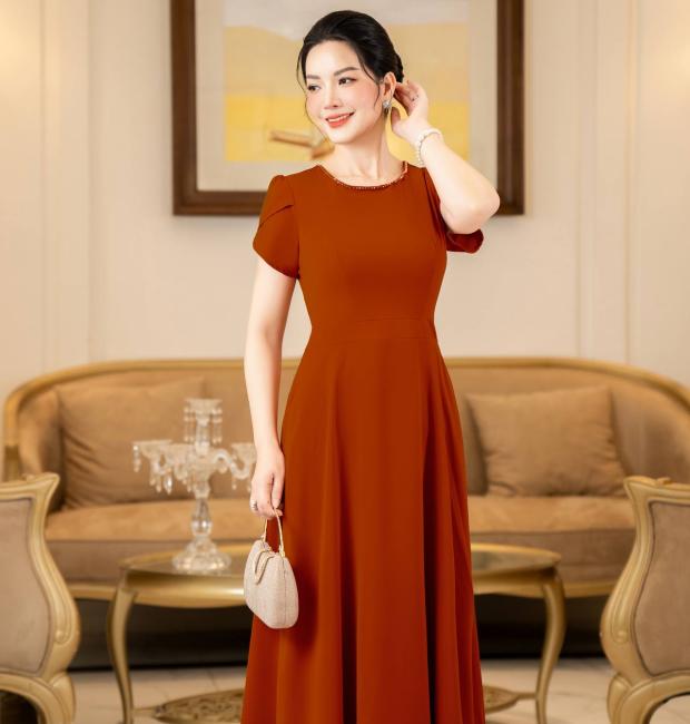 ĐẦM TRUNG NIÊN DÁNG XÒE CỔ TRÒN ĐÍNH ĐÁ SANG TRỌNG
