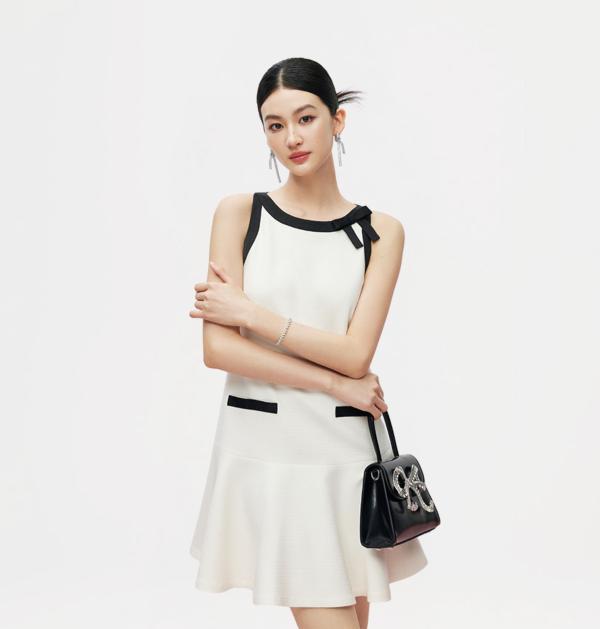 Đầm trắng phối đen cổ nơ sang trọng – Dáng xòe trẻ trung, Chuẩn form